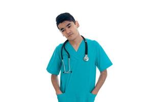 elegant jong brunette Mens dokter in blauw uniform poseren geïsoleerd Aan wit achtergrond foto