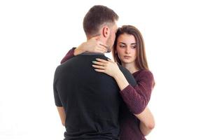 mooi attent meisje knuffels de nek van een geliefde jonger vent detailopname foto