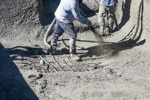 zwembad bouw arbeider het schieten concreet, spuitbeton of gunite door slang foto