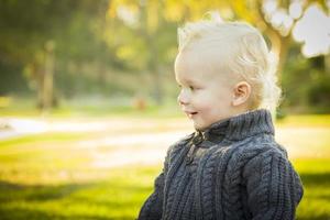 aanbiddelijk blond baby jongen buitenshuis Bij de park foto