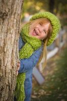 portret van schattig jong meisje vervelend groen sjaal en hoed foto