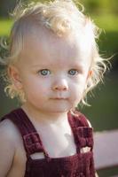 schattig jong jongen portret Bij de park foto