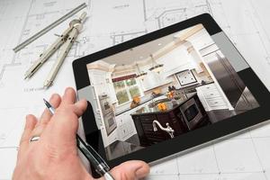 hand- van architect Aan computer tablet tonen keuken foto over- huis plannen