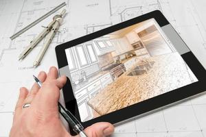 hand- van architect Aan computer tablet tonen keuken illustratie over- huis plannen foto