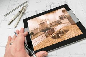 hand- van architect Aan computer tablet tonen keuken foto over- huis plannen