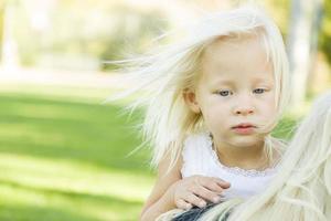 melancholie portret van schattig weinig meisje buiten foto