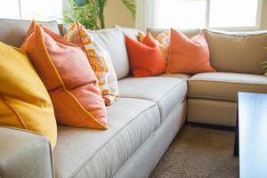 abstract van uitnodigend kleurrijk bankstel zittend Oppervlakte in huis foto