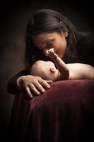 aantrekkelijk etnisch vrouw met haar pasgeboren baby foto