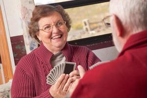 gelukkig senior volwassen paar spelen kaarten foto