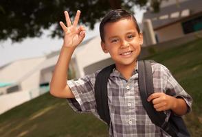 gelukkig jong spaans jongen klaar voor school- foto