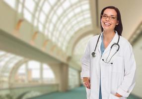 vrouw dokter of verpleegster binnen ziekenhuis foto