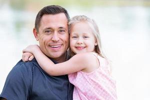 jong Kaukasisch vader en dochter hebben pret Bij de park foto