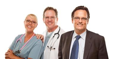 glimlachen zakenman met mannetje en dokter en verpleegster foto