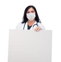vrouw dokter of verpleegster vervelend beschermend gezicht masker Holding blanco teken geïsoleerd Aan wit achtergrond foto