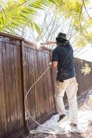 professioneel schilder sproeien werf hek met bekladden foto