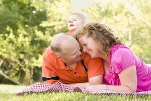 aanhankelijk paar met zoon in park foto