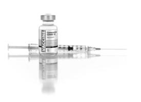 coronavirus covid-19 vaccin flacon en injectiespuit Aan reflecterende wit achtergrond foto