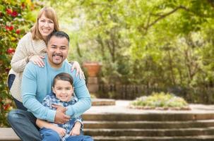 gemengd ras spaans en Kaukasisch familie portret Bij de park foto