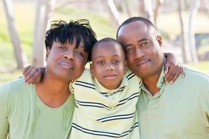 gelukkig Afrikaanse Amerikaans Mens, vrouw en kind foto