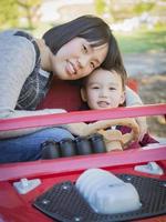 Chinese moeder hebben pret met haar gemengd ras baby zoon foto