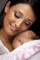aantrekkelijk etnisch vrouw met haar pasgeboren baby foto