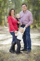 mama en papa hebben pret met baby broer en zus foto