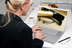 vrouw in keuken gebruik makend van laptop - huis verbetering foto