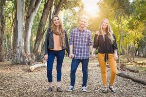 drie broer en zussen portret buitenshuis foto