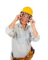 spaans vrouw aannemer vervelend stofbril, moeilijk hoed en stofbril geïsoleerd Aan wit achtergrond foto