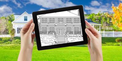 vrouw handen Holding computer tablet met huis tekening Aan scherm, foto achter.