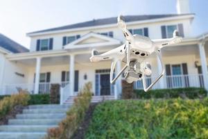 dar quadcopter vliegen, inspecteren en fotograferen huis foto