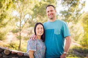 buitenshuis portret van biraciaal Chinese en Kaukasisch paar. foto