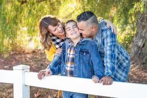 gemengd ras familie portret buitenshuis foto