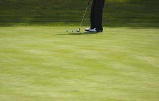 golf zetten Aan de groen foto