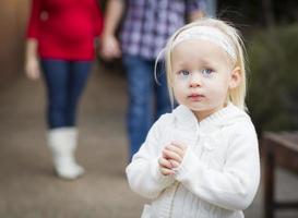 aanbiddelijk weinig meisje met haar mama en papa portret foto