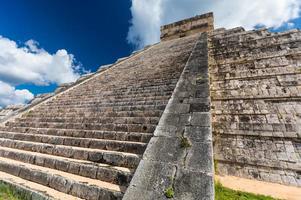 mayan el castillo piramide Bij de archeologisch plaats in chichen itza, Mexico foto