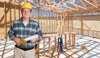 mannetje aannemer met huis plannen vervelend moeilijk hoed binnen nieuw huis bouw framing foto