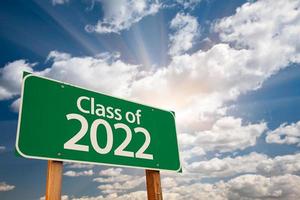klasse van 2022 groen weg teken met dramatisch wolken en lucht foto