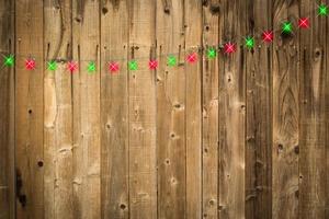 glanzend houten achtergrond met groen en rood Kerstmis lichten foto