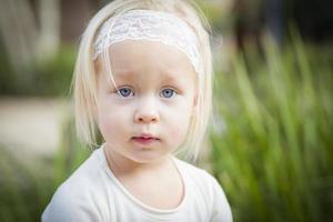 aanbiddelijk weinig meisje portret buiten foto