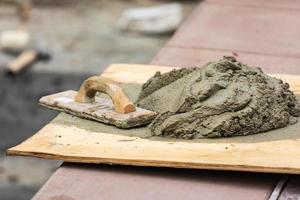 hout vlotter zittend in de buurt nat cement Aan bord Bij bouw plaats foto