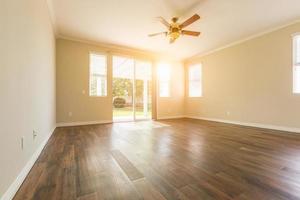 leeg kamer van nieuw huis met moeilijk hout vloeren foto