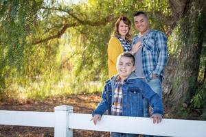 gemengd ras familie portret buitenshuis foto