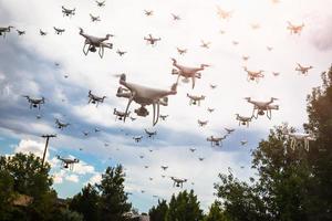 tientallen van drones zwerm in de bewolkt lucht foto