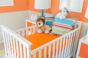 helder oranje baby kamer interieur van huis foto