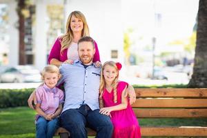 gelukkig aantrekkelijk jong Kaukasisch familie portret in de park foto