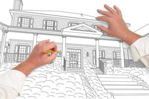 mannetje handen schetsen met potlood de schets van een mooi huis Aan wit. foto