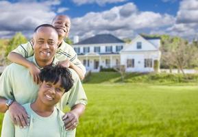 Afrikaanse Amerikaans familie in voorkant van mooi huis foto