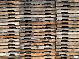 abstract van gestapeld houten pallets foto