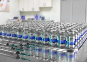 honderden van coronavirus covid-19 vaccin flesjes en injectiespuiten in medisch kantoor. foto
